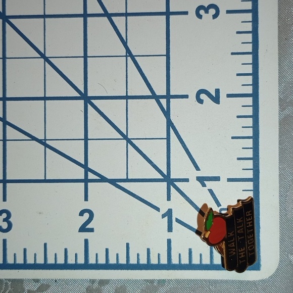 (3) Unisex Lapel Pins, Silver-toned & Gold-toned, Pre-owned - Picture 8 of 9